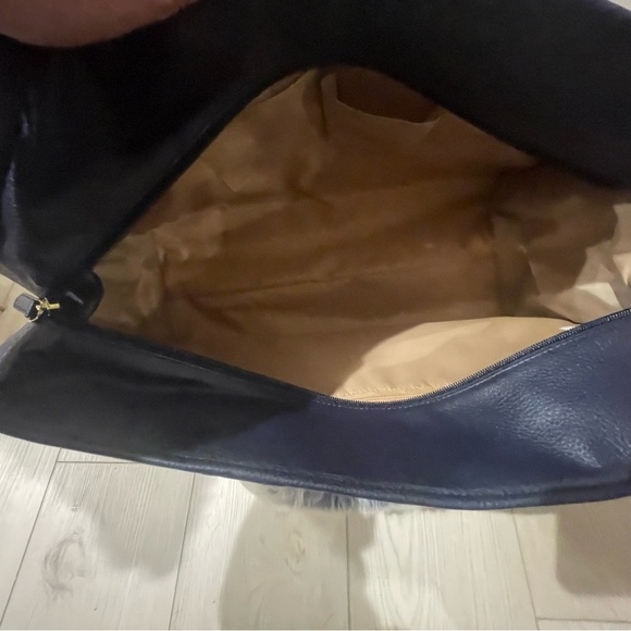 Buxton Chevron Travel Duffle Bag - Picture 8 of 8